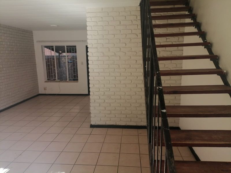 Newly Renovated Duplex - Great investment as well! - Photo 2