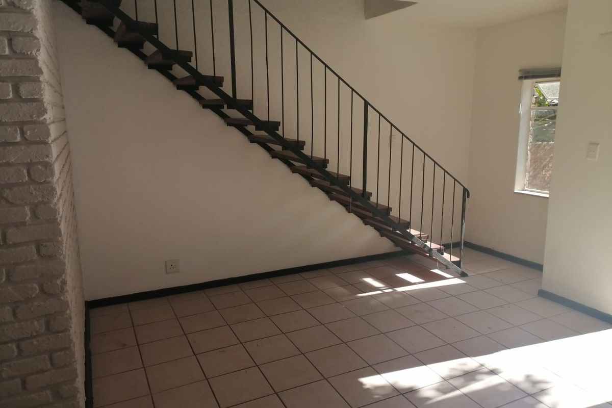 Newly Renovated Duplex - Great investment as well! - Photo 4