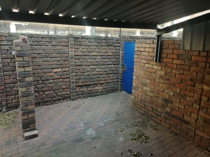 Newly Renovated Duplex - Great investment as well! - Photo 10