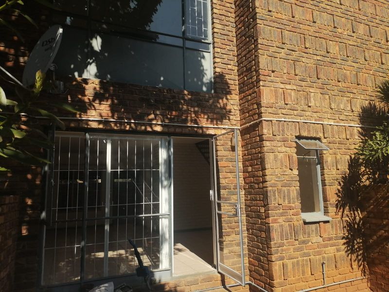 Newly Renovated Duplex - Great investment as well! - Photo 8