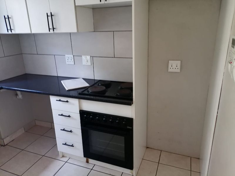 Newly Renovated Duplex - Great investment as well! - Photo 6