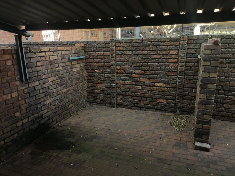 Newly Renovated Duplex - Great investment as well! - Photo 7