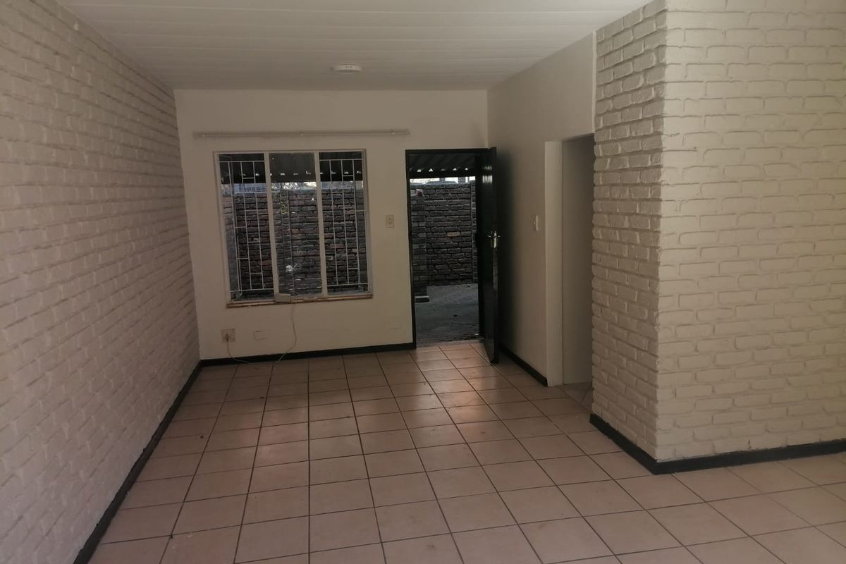 Newly Renovated Duplex - Great investment as well! - Photo 3