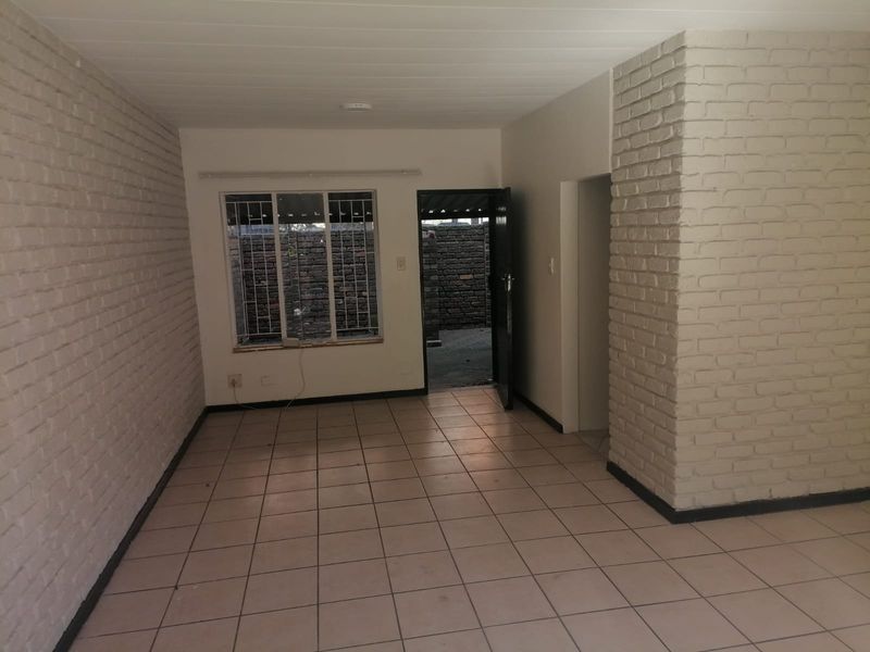 Newly Renovated Duplex - Great investment as well! - Photo 3