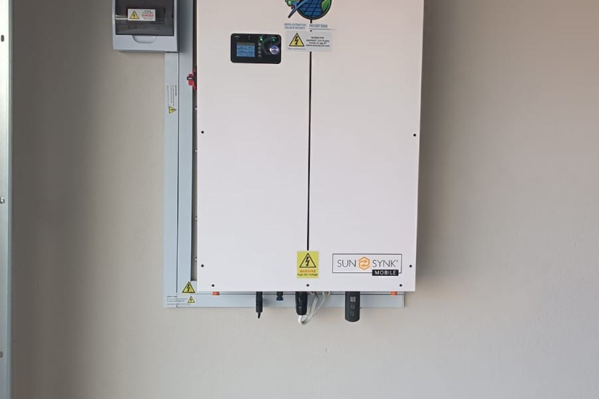 Modern 3-Bedroom Home with Scenic Mountain Views - Photo 2