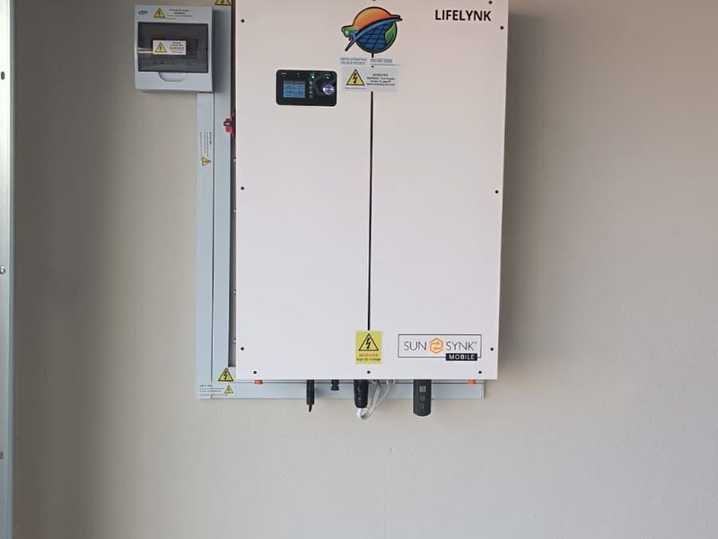 Modern 3-Bedroom Home with Scenic Mountain Views - Photo 2