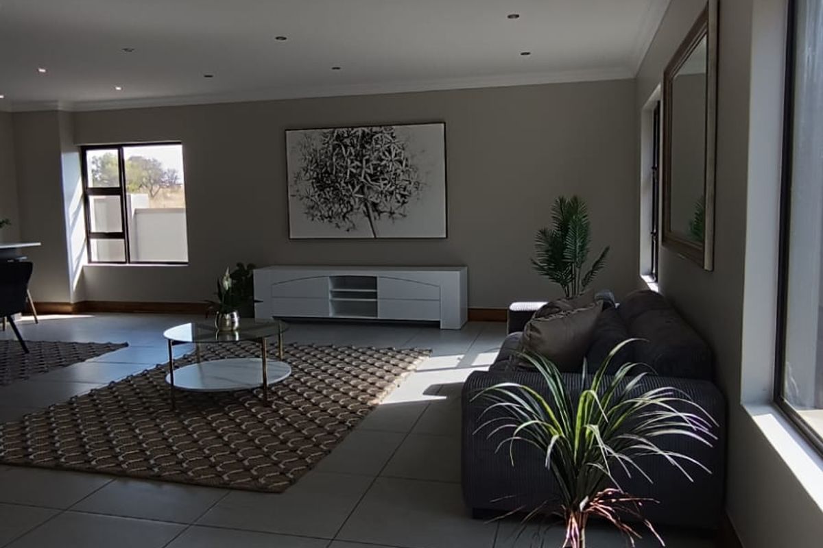 Modern 3-Bedroom Home with Scenic Mountain Views - Photo 3