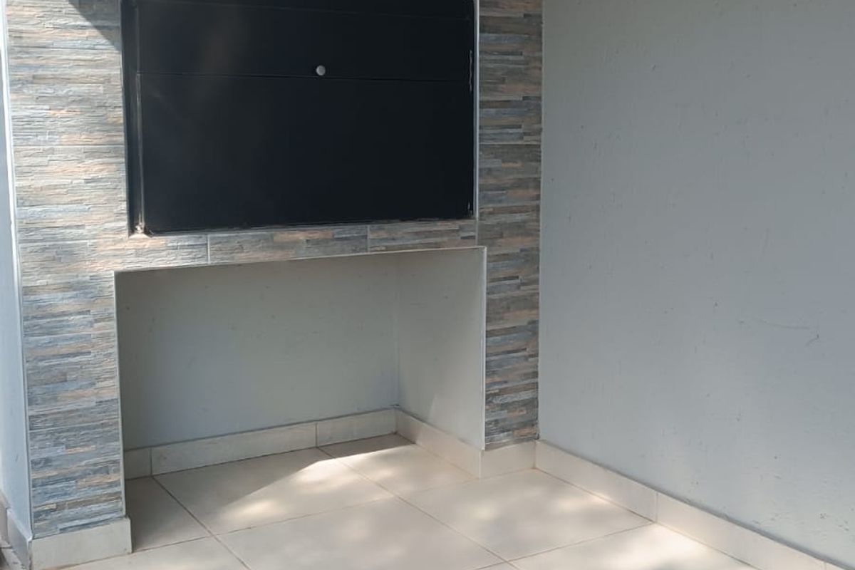 Modern 3-Bedroom Home with Scenic Mountain Views - Photo 5