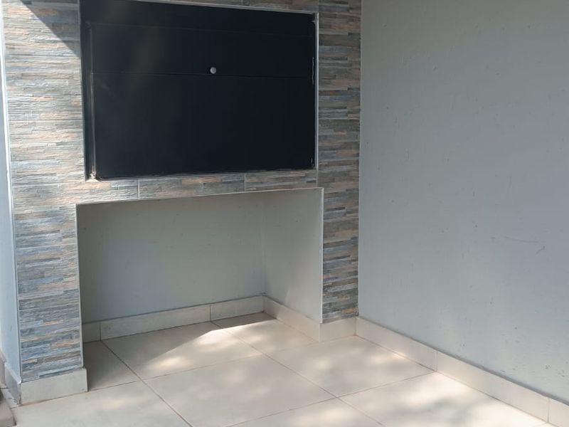 Modern 3-Bedroom Home with Scenic Mountain Views - Photo 5