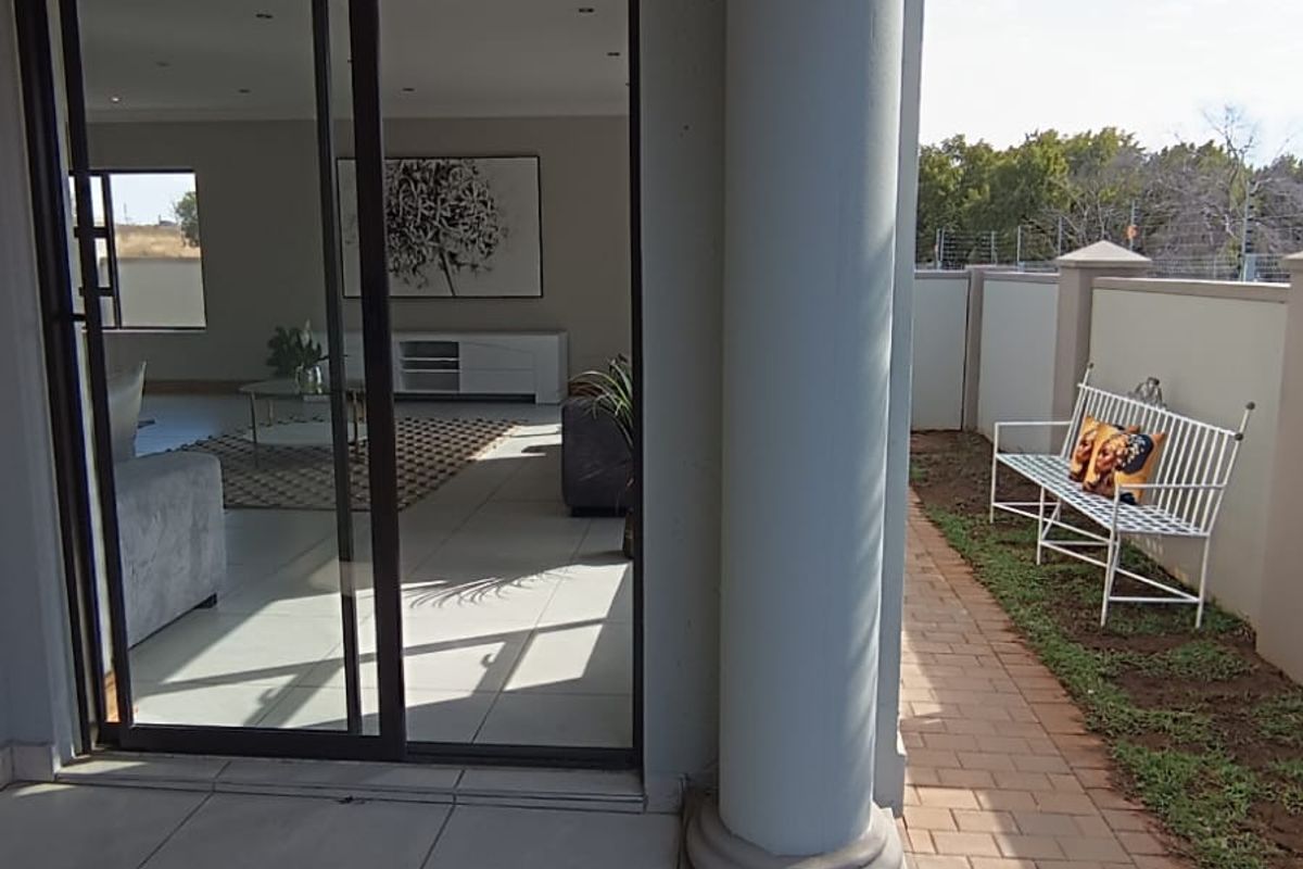 Modern 3-Bedroom Home with Scenic Mountain Views - Photo 4