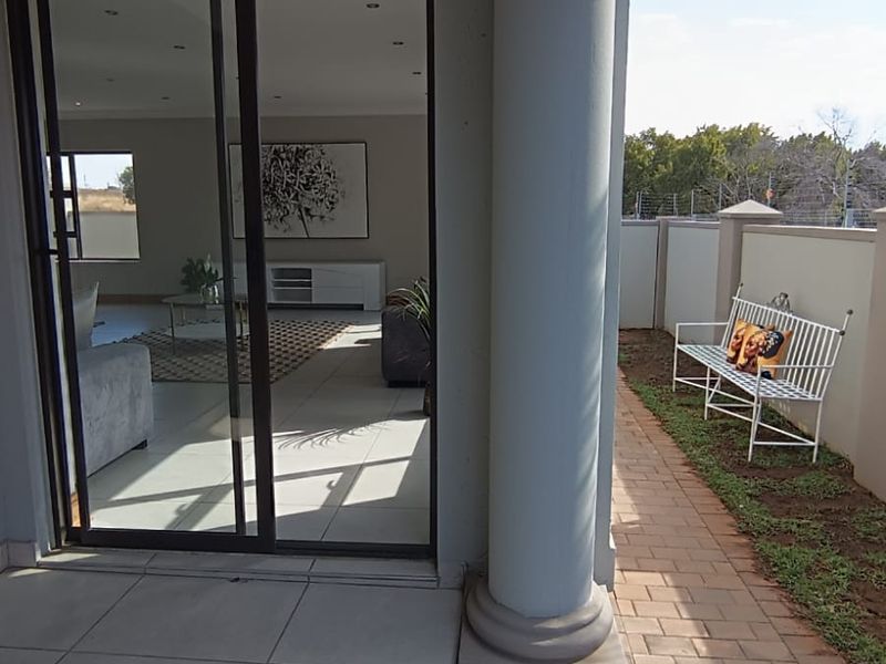 Modern 3-Bedroom Home with Scenic Mountain Views - Photo 4