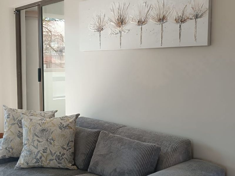 Modern 3-Bedroom Home with Scenic Mountain Views - Photo 10