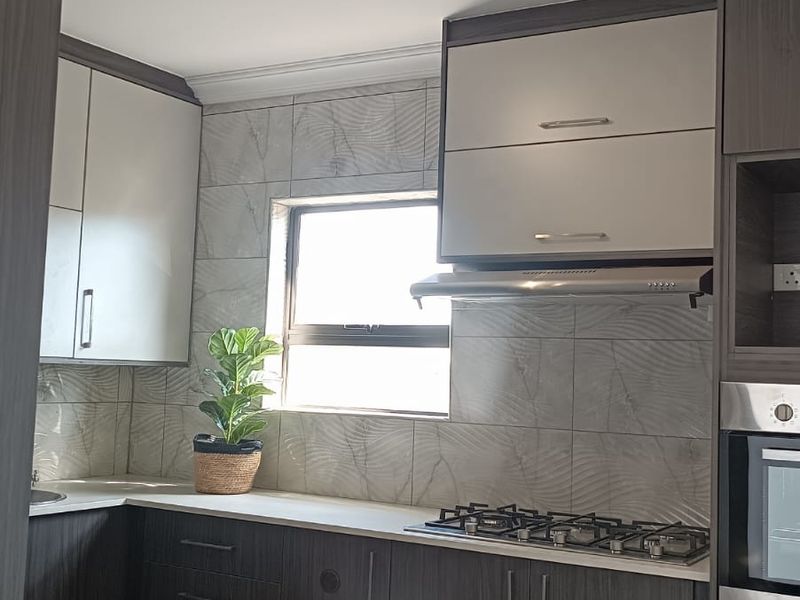 Modern 3-Bedroom Home with Scenic Mountain Views - Photo 9