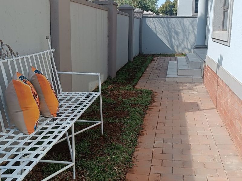 Modern 3-Bedroom Home with Scenic Mountain Views - Photo 8