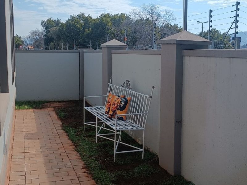 Modern 3-Bedroom Home with Scenic Mountain Views - Photo 7