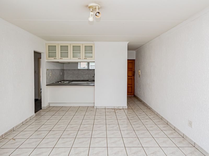 3 Bedroom 2 Bathroom Apartment For Sale in Winchester Hills with Amazing views! - Photo 3