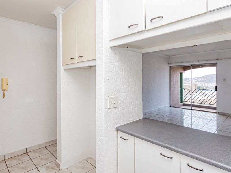 3 Bedroom 2 Bathroom Apartment For Sale in Winchester Hills with Amazing views! - Photo 8