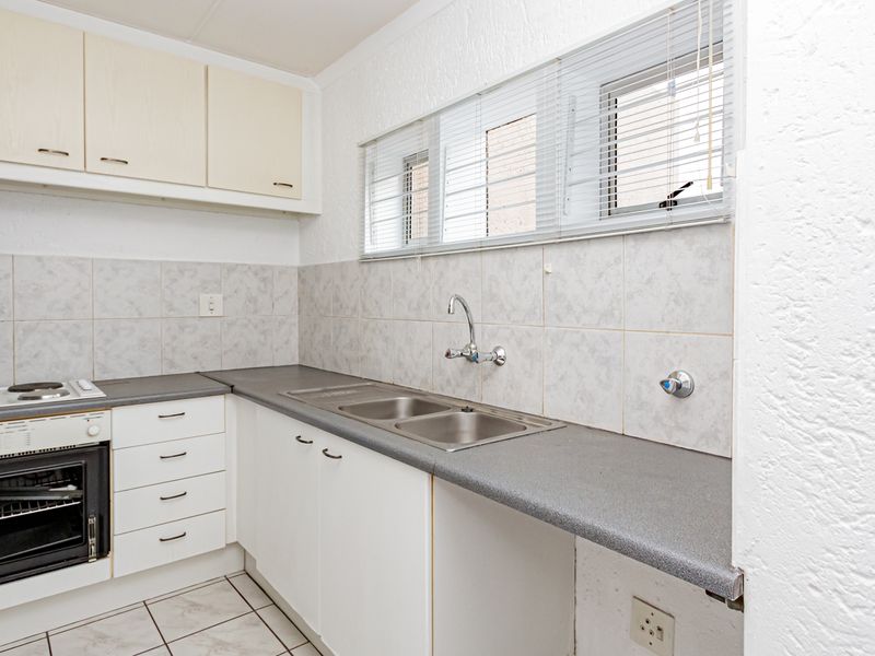 3 Bedroom 2 Bathroom Apartment For Sale in Winchester Hills with Amazing views! - Photo 9