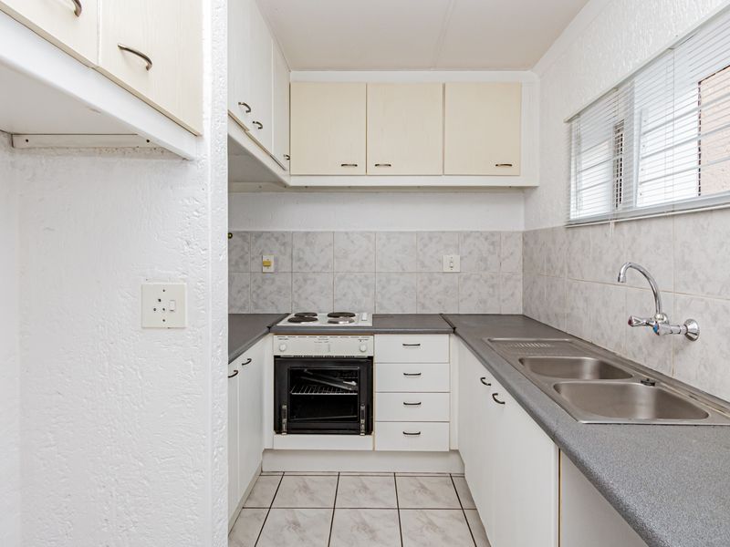 3 Bedroom 2 Bathroom Apartment For Sale in Winchester Hills with Amazing views! - Photo 7