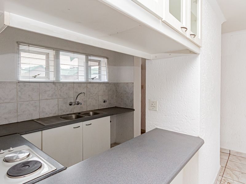 3 Bedroom 2 Bathroom Apartment For Sale in Winchester Hills with Amazing views! - Photo 6