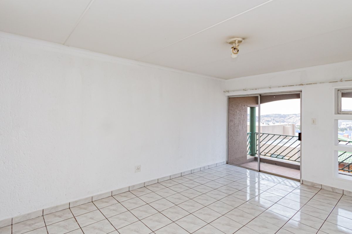 3 Bedroom 2 Bathroom Apartment For Sale in Winchester Hills with Amazing views! - Photo 5