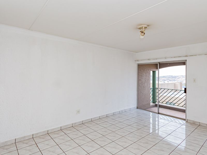 3 Bedroom 2 Bathroom Apartment For Sale in Winchester Hills with Amazing views! - Photo 5