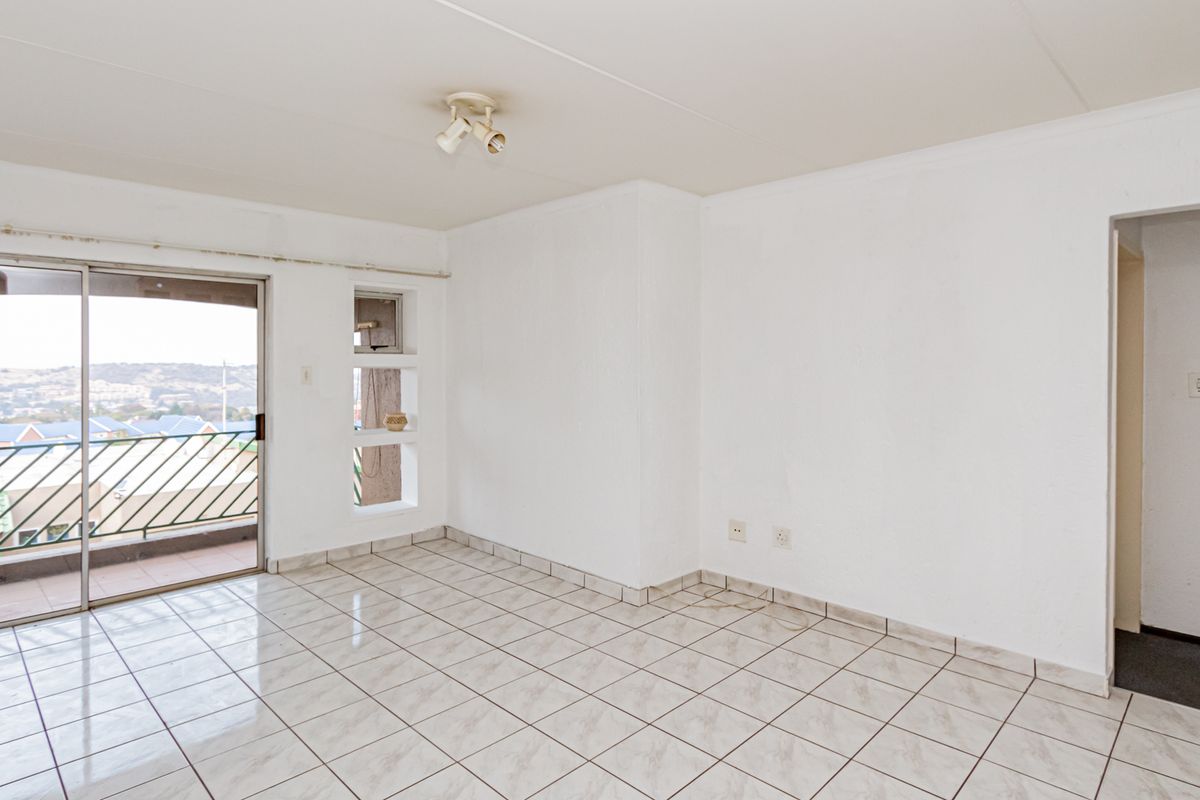 3 Bedroom 2 Bathroom Apartment For Sale in Winchester Hills with Amazing views! - Photo 2