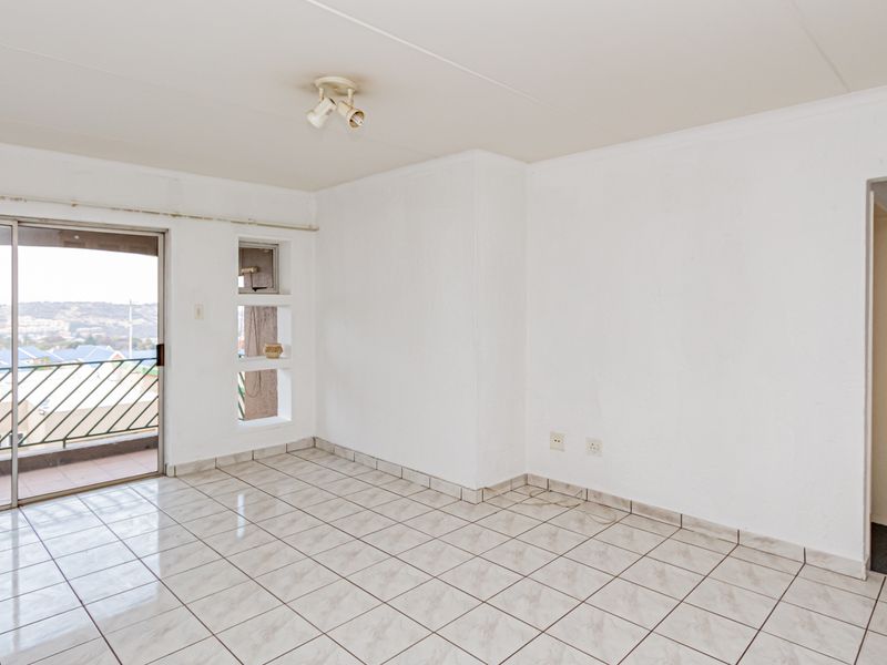 3 Bedroom 2 Bathroom Apartment For Sale in Winchester Hills with Amazing views! - Photo 2