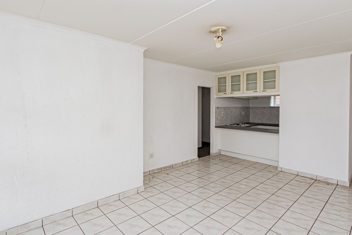 3 Bedroom 2 Bathroom Apartment For Sale in Winchester Hills with Amazing views! - Photo 4