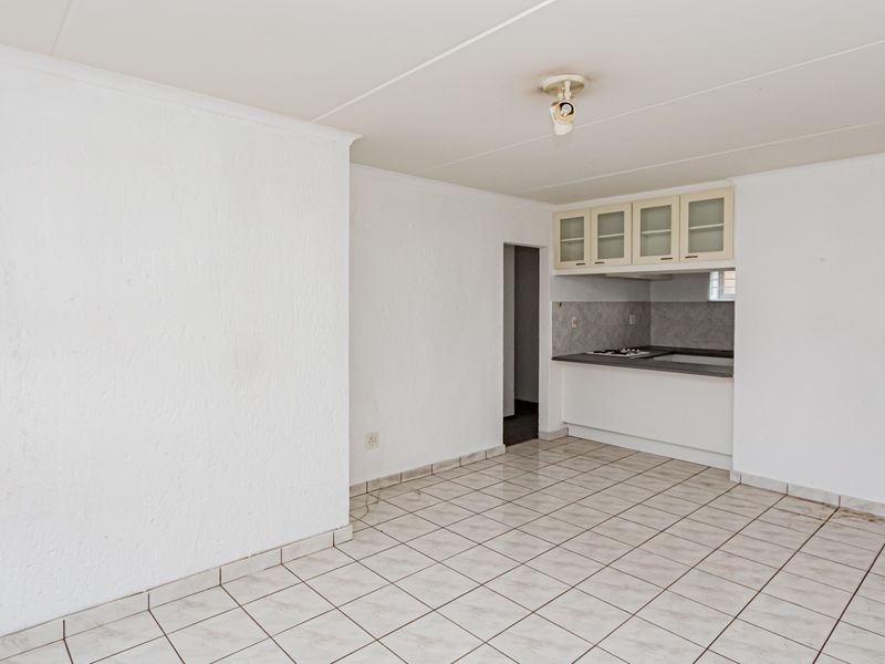 3 Bedroom 2 Bathroom Apartment For Sale in Winchester Hills with Amazing views! - Photo 4