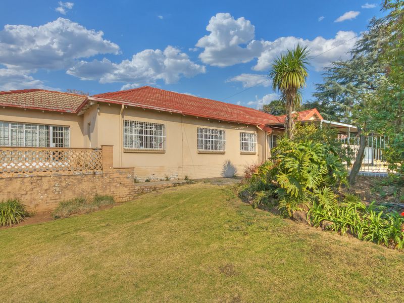 Massive Corner stand -Location ,Size and Potential! - Photo 2