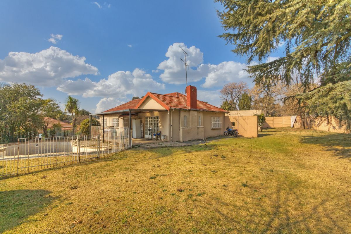 Massive Corner stand -Location ,Size and Potential! - Photo 3