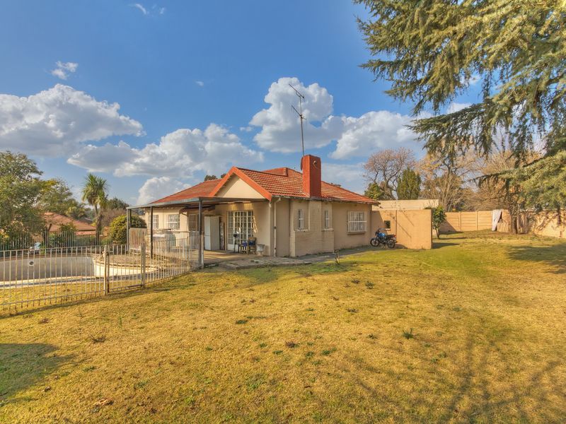 Massive Corner stand -Location ,Size and Potential! - Photo 3