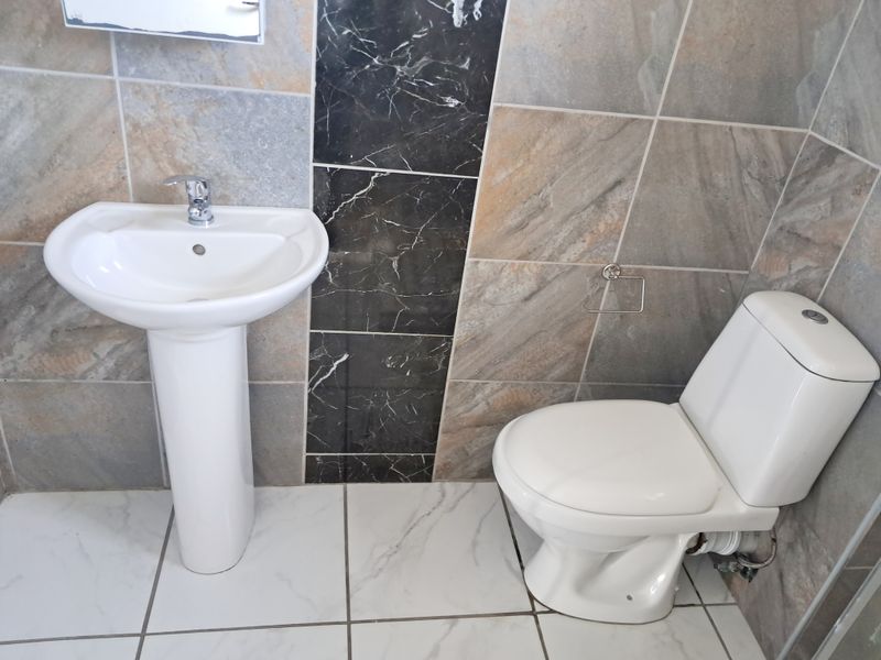 PARSONSVLEI 2 BED 1 BATH HOUSE WITH PARKING FOR RENT - Photo 8