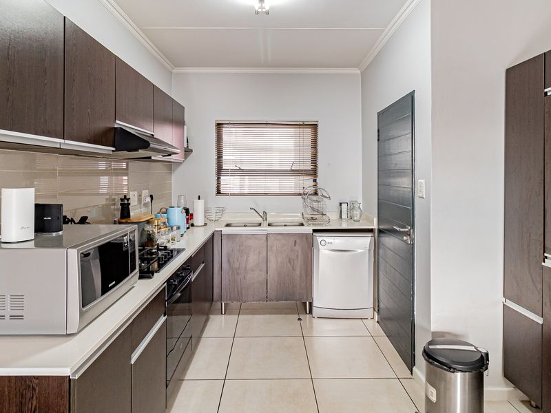 Modern 2-Bed, 2-Bath Apartment for Sale in The William - Tenanted until May 2026 - Photo 4