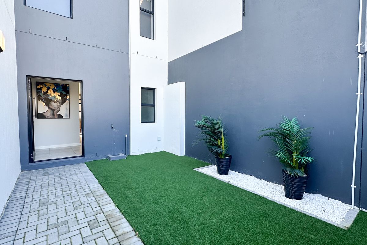 Modern Elegance and Effortless Family Living in Sandown - Exclusive Sole Mandate - Photo 2