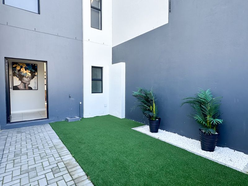 Modern Elegance and Effortless Family Living in Sandown - Exclusive Sole Mandate - Photo 2