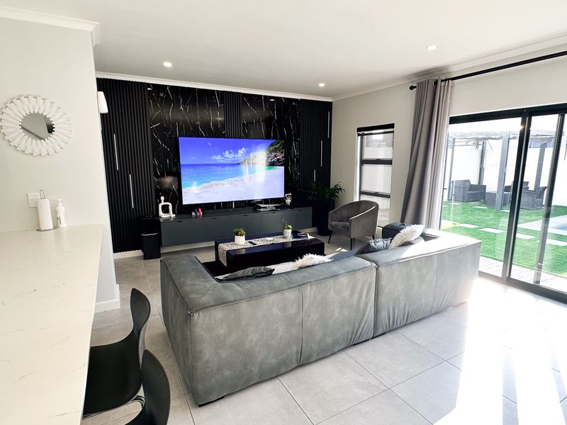 Modern Elegance and Effortless Family Living in Sandown - Exclusive Sole Mandate - Photo 9