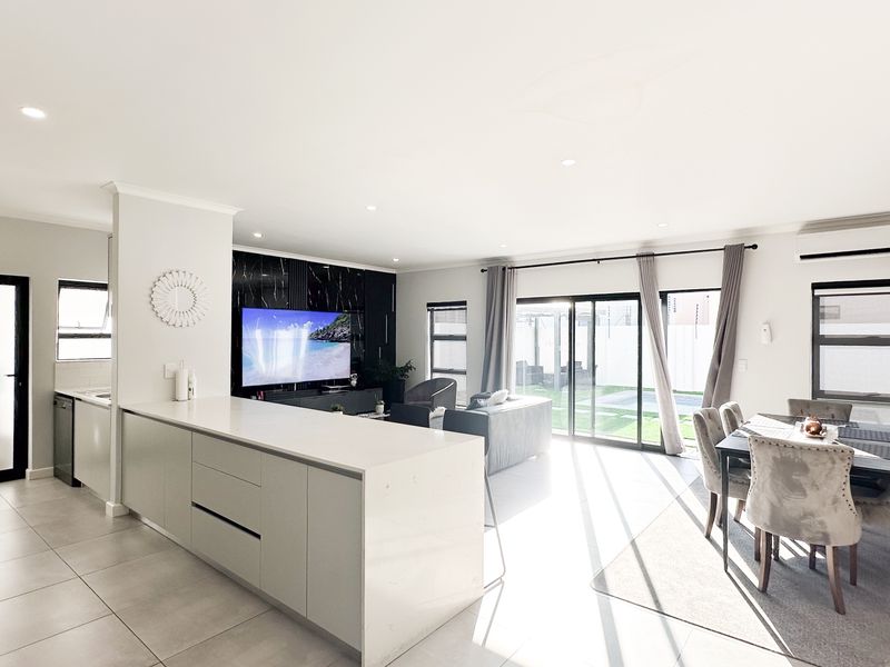 Modern Elegance and Effortless Family Living in Sandown - Exclusive Sole Mandate - Photo 7