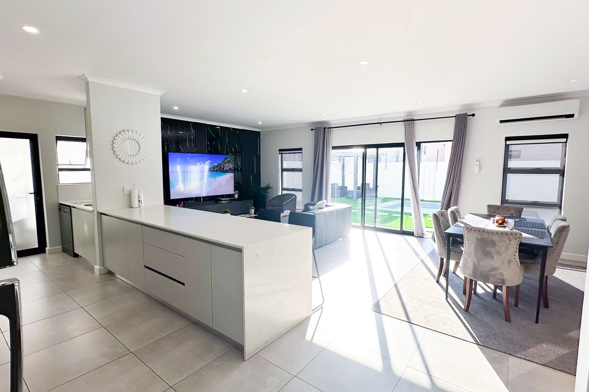 Modern Elegance and Effortless Family Living in Sandown - Exclusive Sole Mandate - Photo 4