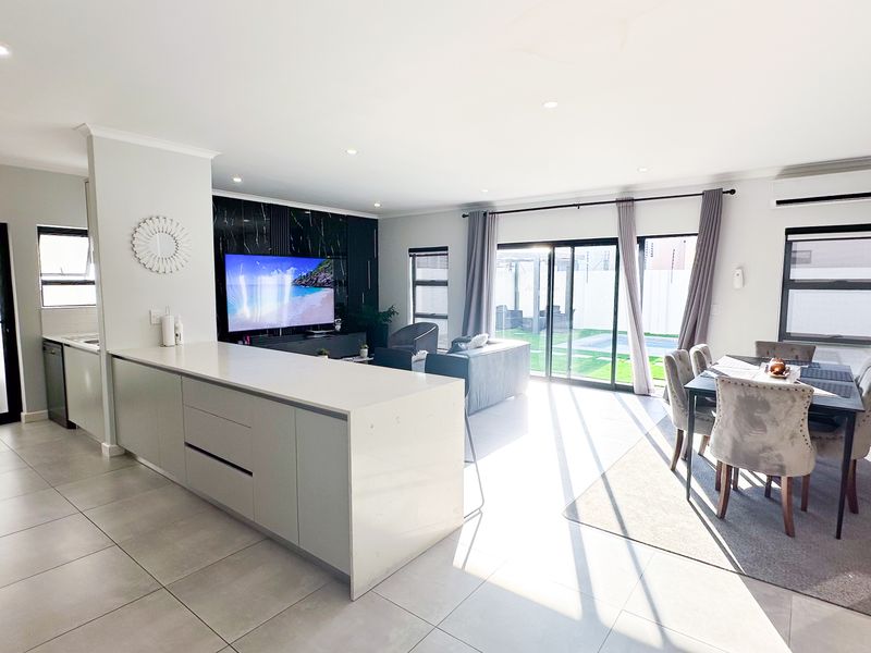 Modern Elegance and Effortless Family Living in Sandown - Exclusive Sole Mandate - Photo 4