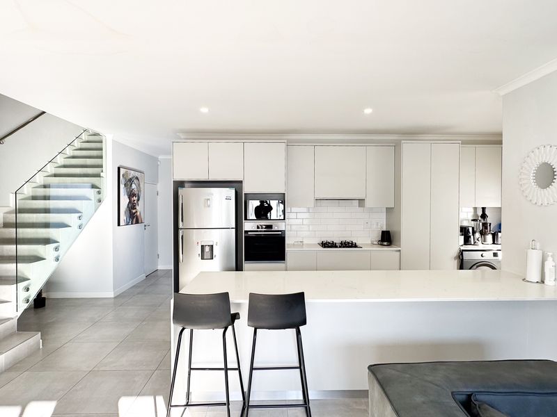 Modern Elegance and Effortless Family Living in Sandown - Exclusive Sole Mandate - Photo 5