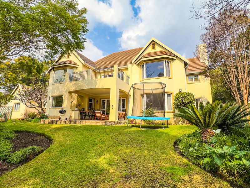 Elegant 3-Bedroom Home with Separate Flatlet, Staff Quarters & Garden Oasis in Bryanston - Photo 2