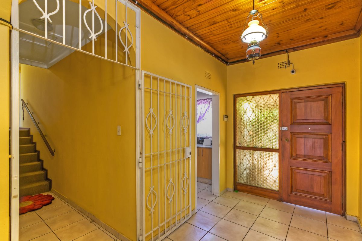 Solid family home in prime location - Photo 5