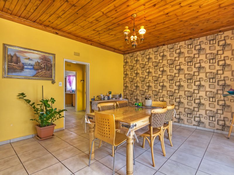 Solid family home in prime location - Photo 7