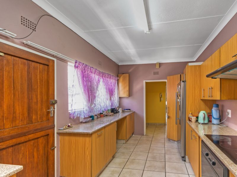 Solid family home in prime location - Photo 10