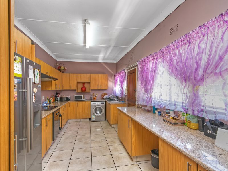 Solid family home in prime location - Photo 9