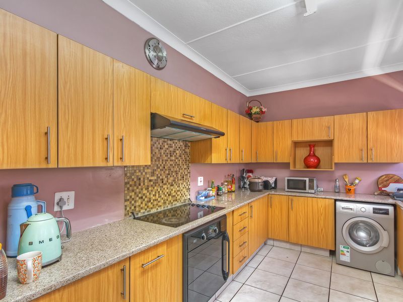 Solid family home in prime location - Photo 8