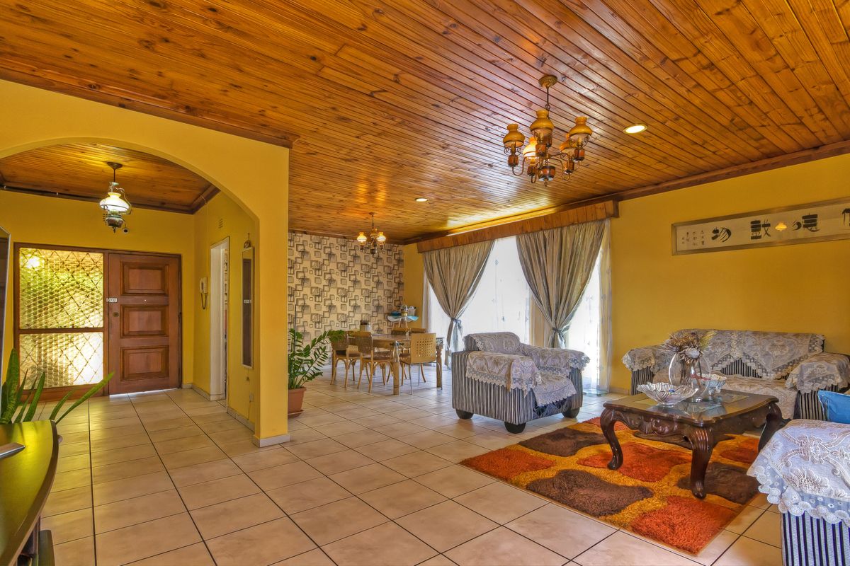 Solid family home in prime location - Photo 4