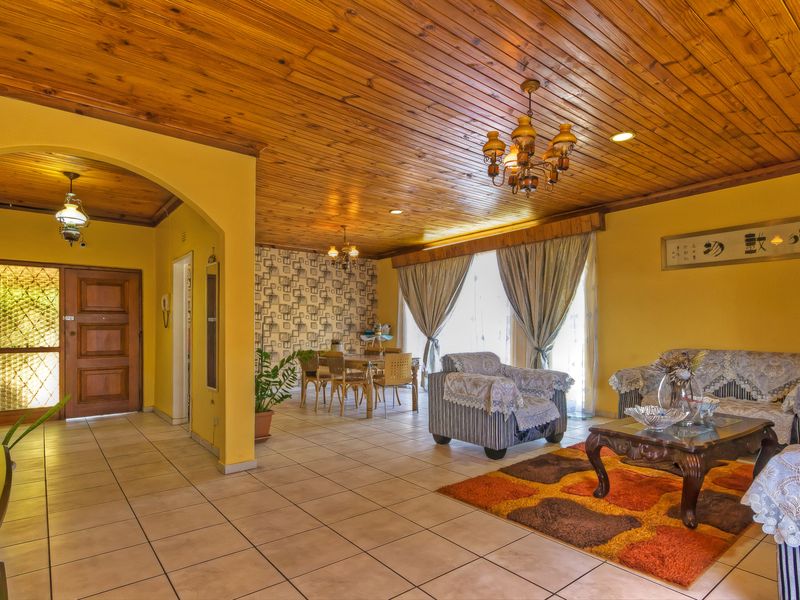 Solid family home in prime location - Photo 4